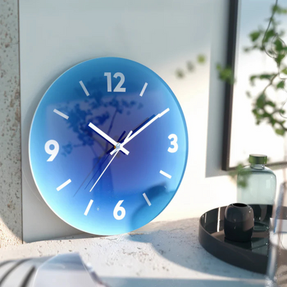 Ronde glazen wandklok als moderne woondecoratie