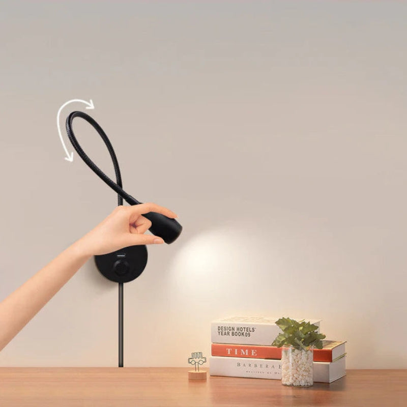 Wandlamp gemonteerd aan de muur met gericht leeslicht