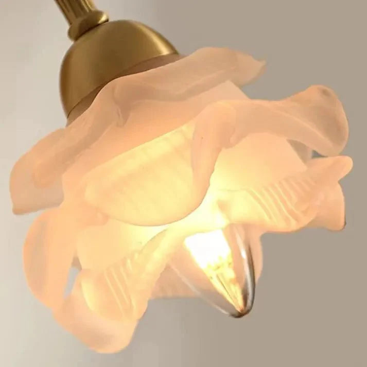 elegant vintage koperen bloemblad glazen wandlamp voor een warmere sfeer