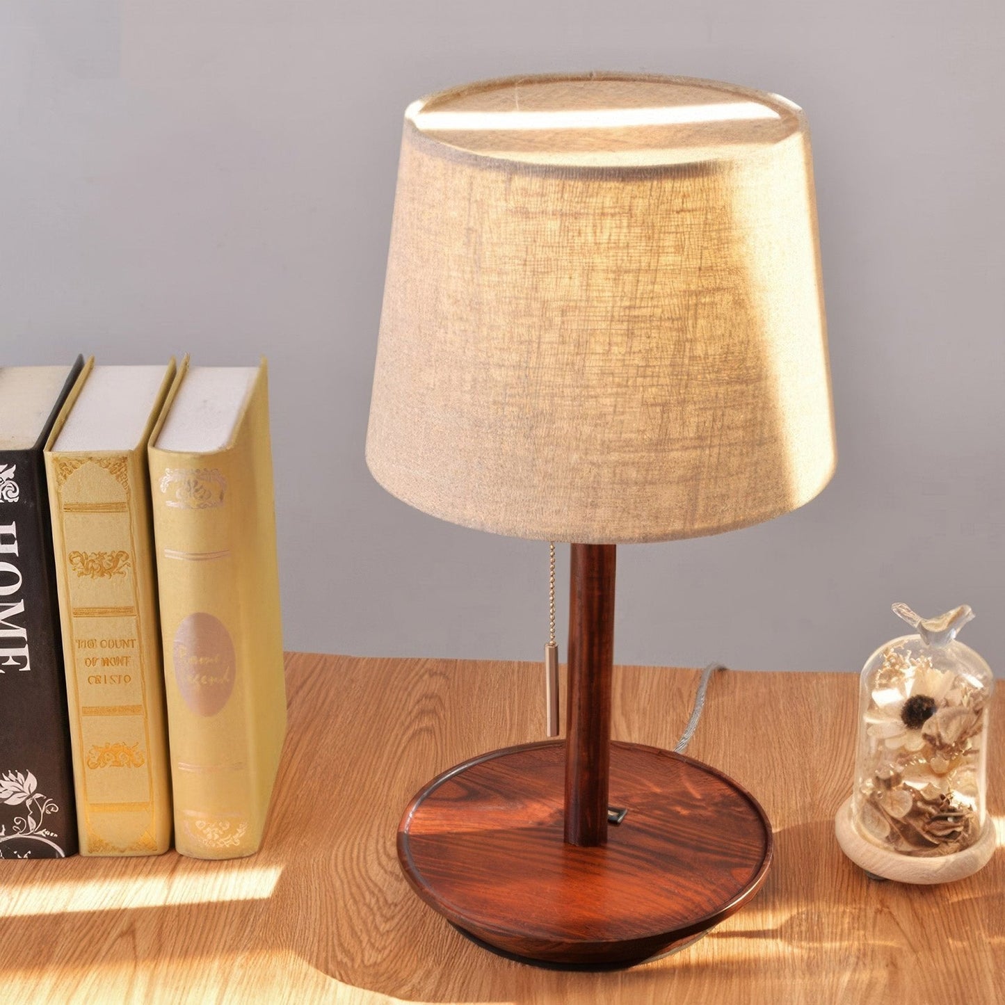 scandinavische walnotenlamp met luxe stoffen accenten voor een zachte gloed