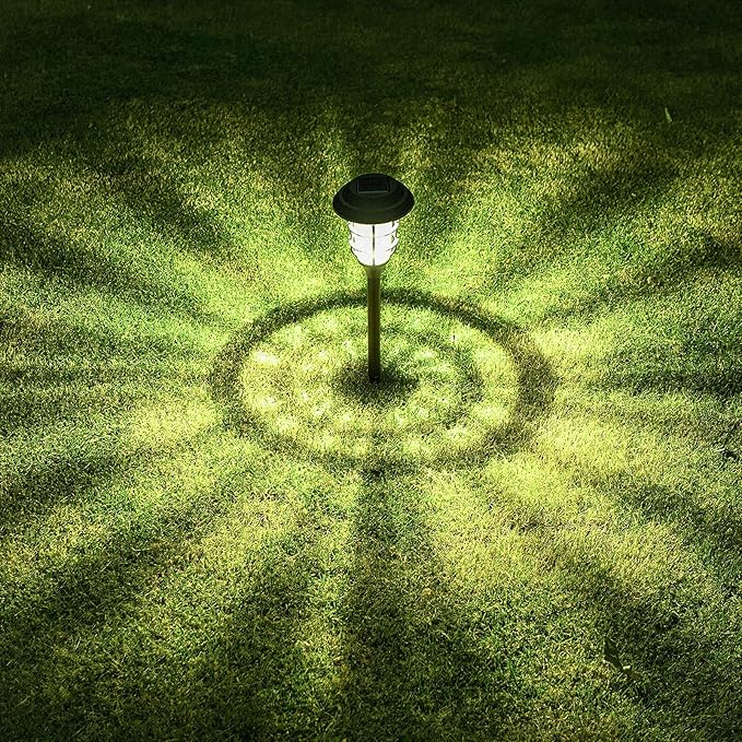 Solaire LED tuinlamp geplaatst langs een tuinpad
