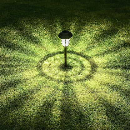 Solaire LED tuinlamp geplaatst langs een tuinpad