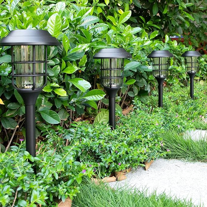 Detail van de gestreepte kap van de solar tuinlamp
