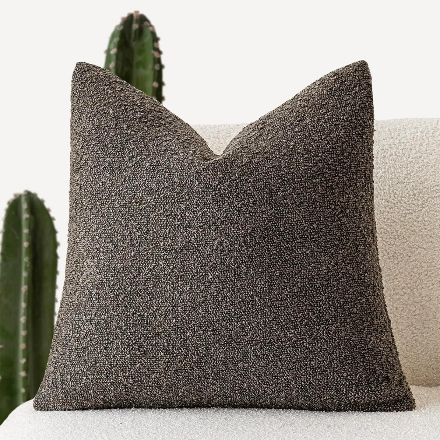 minimalistische woondecoratie met bouclé kussenhoes in neutrale tint