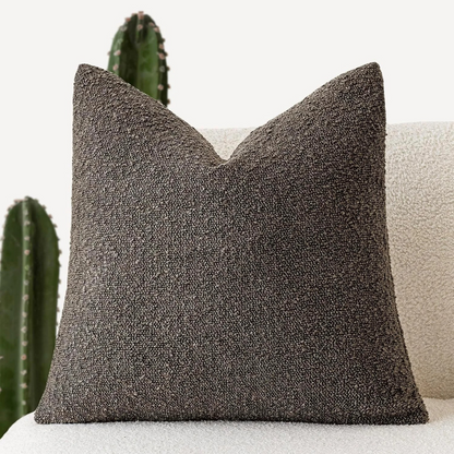 Minimalistische woondecoratie met bouclé kussenhoes in neutrale tint