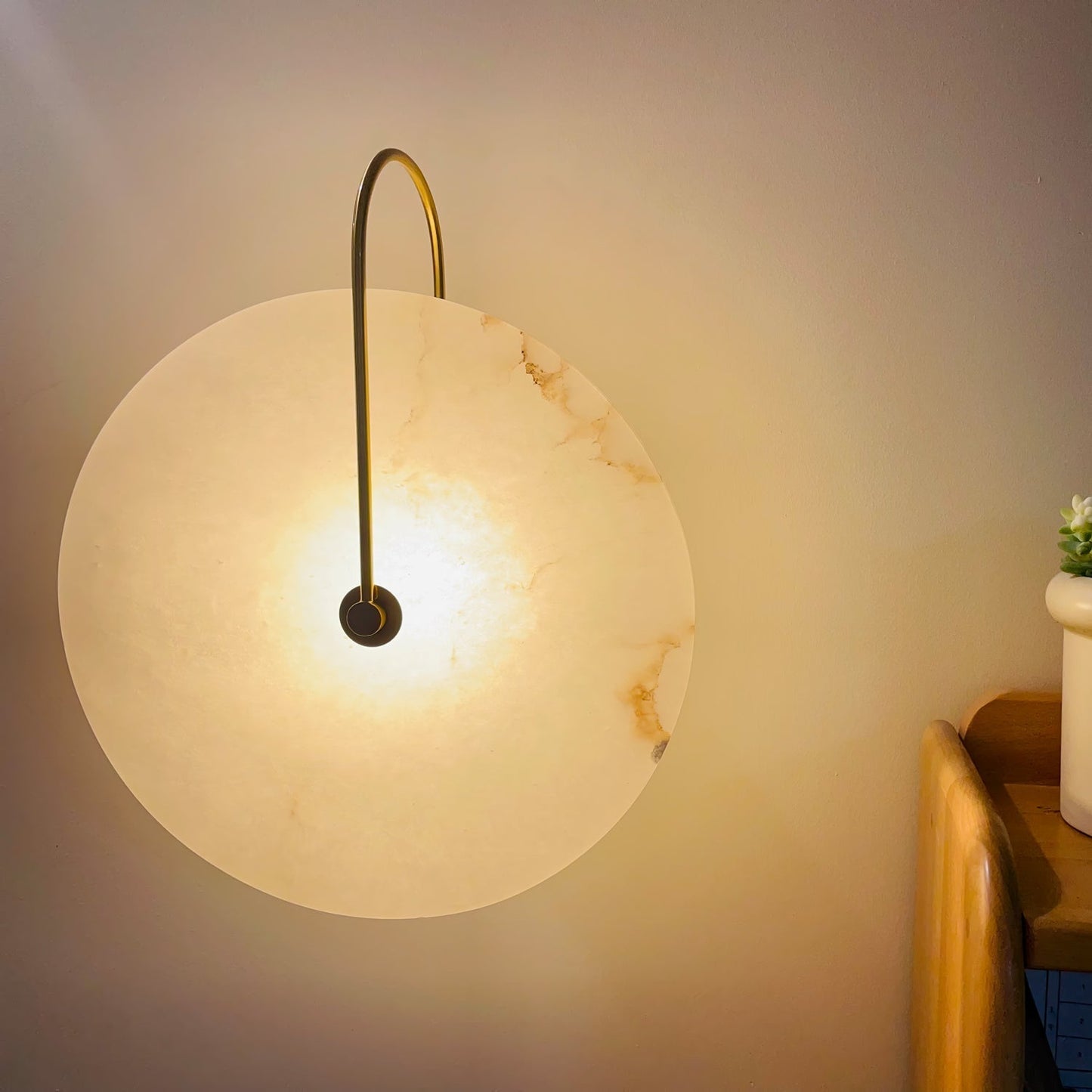 elegante alabaster led wandlamp voor een sfeervolle verlichting