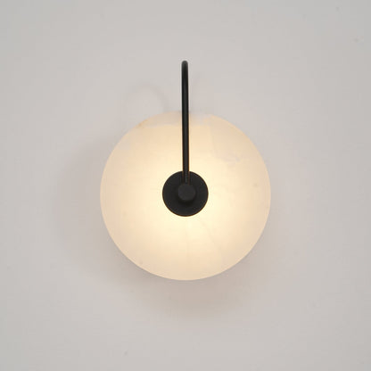 Elegante Alabaster LED Wandlamp voor een Sfeervolle Verlichting