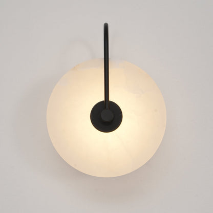 Elegante Alabaster LED Wandlamp voor een Sfeervolle Verlichting