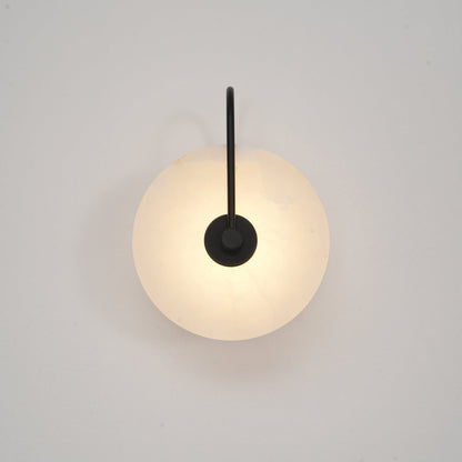 Elegante Alabaster LED Wandlamp voor een Sfeervolle Verlichting