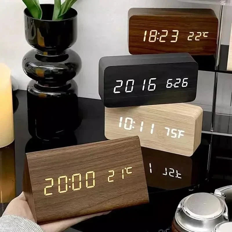 Moderne digitale led wekker voor de slaapkamer