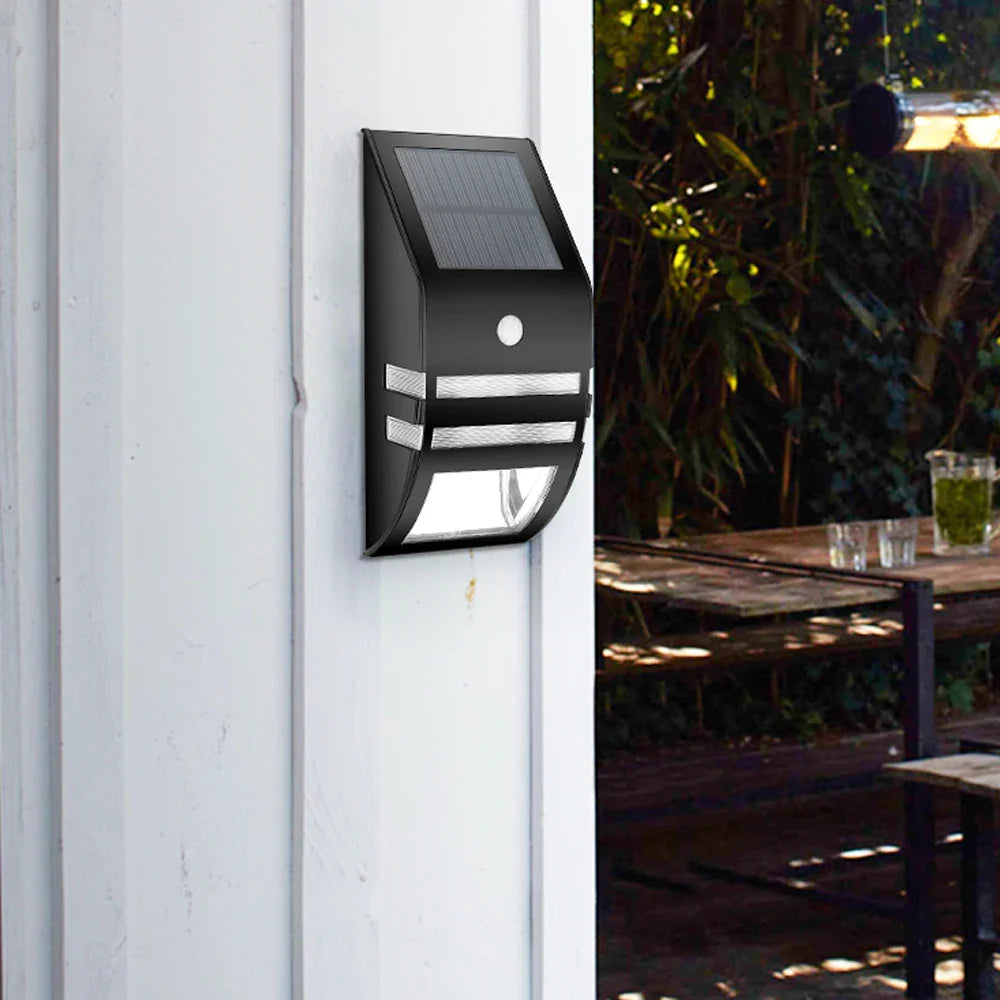 solar wandlamp met sensor bevestigd naast een voordeur