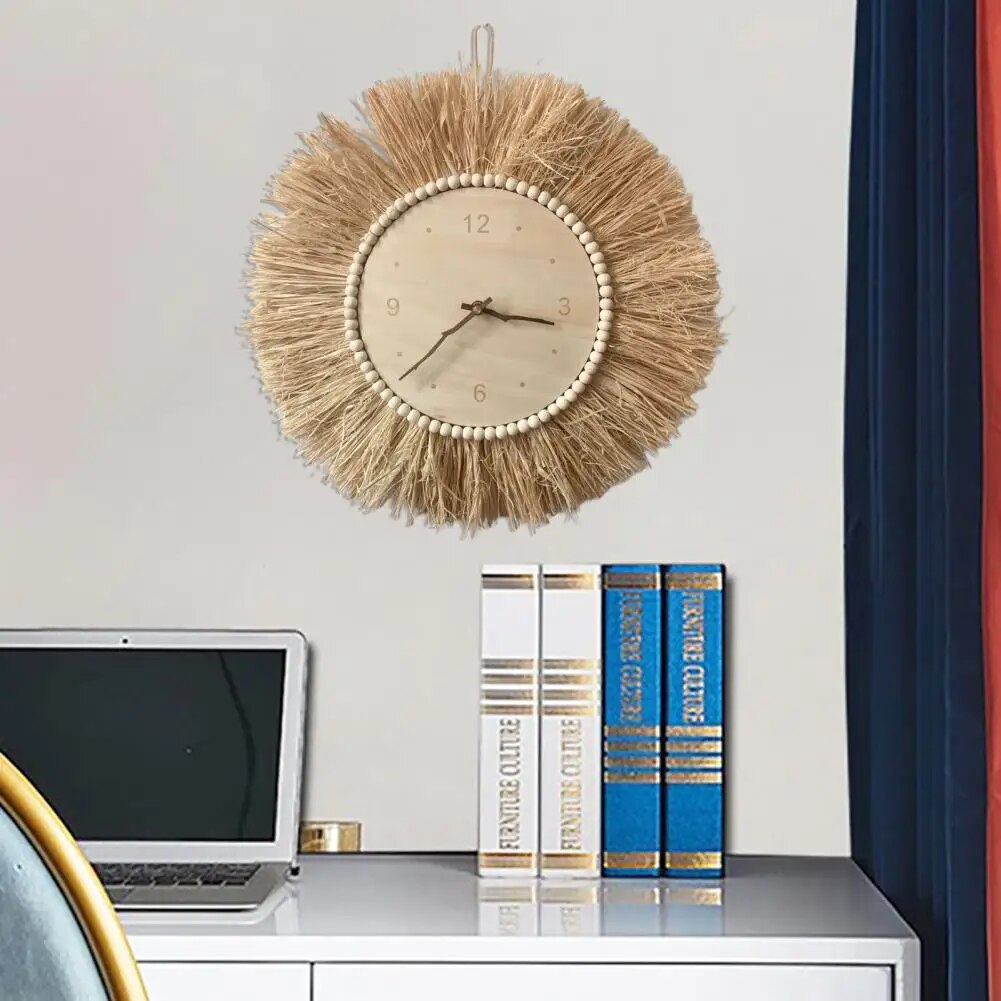 Rotan wandklok als sfeervolle decoratie in een woonkamer