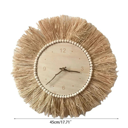 Rotan klok aan de muur als natuurlijk woonaccessoire