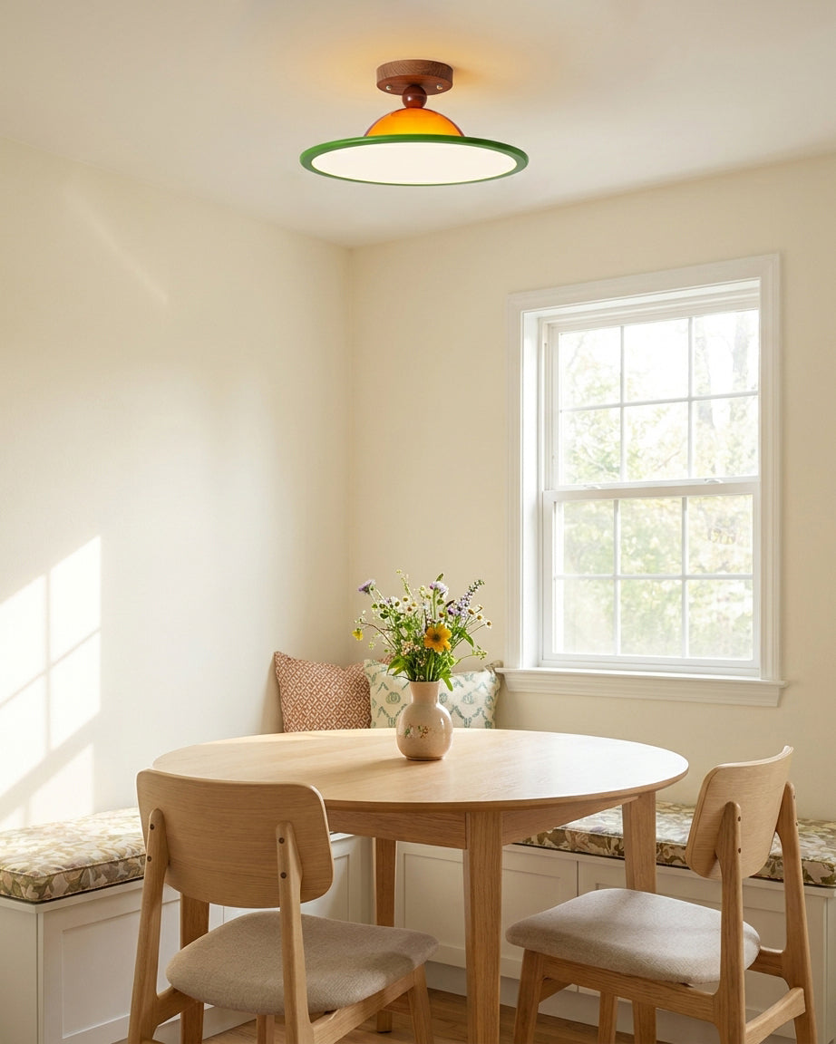 Ronde plafondlamp met houten afwerking en gelijkmatige lichtverdeling