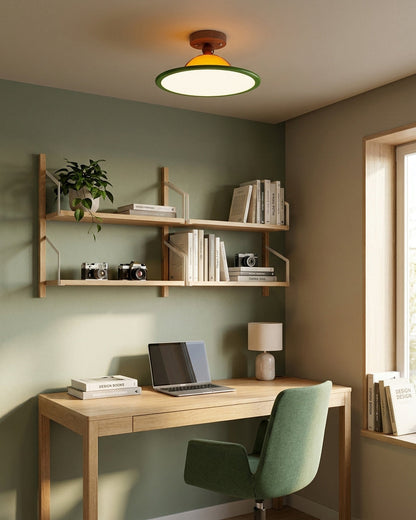 Plafondlamp met warme ledgloed en subtiel houten accent aan het plafond