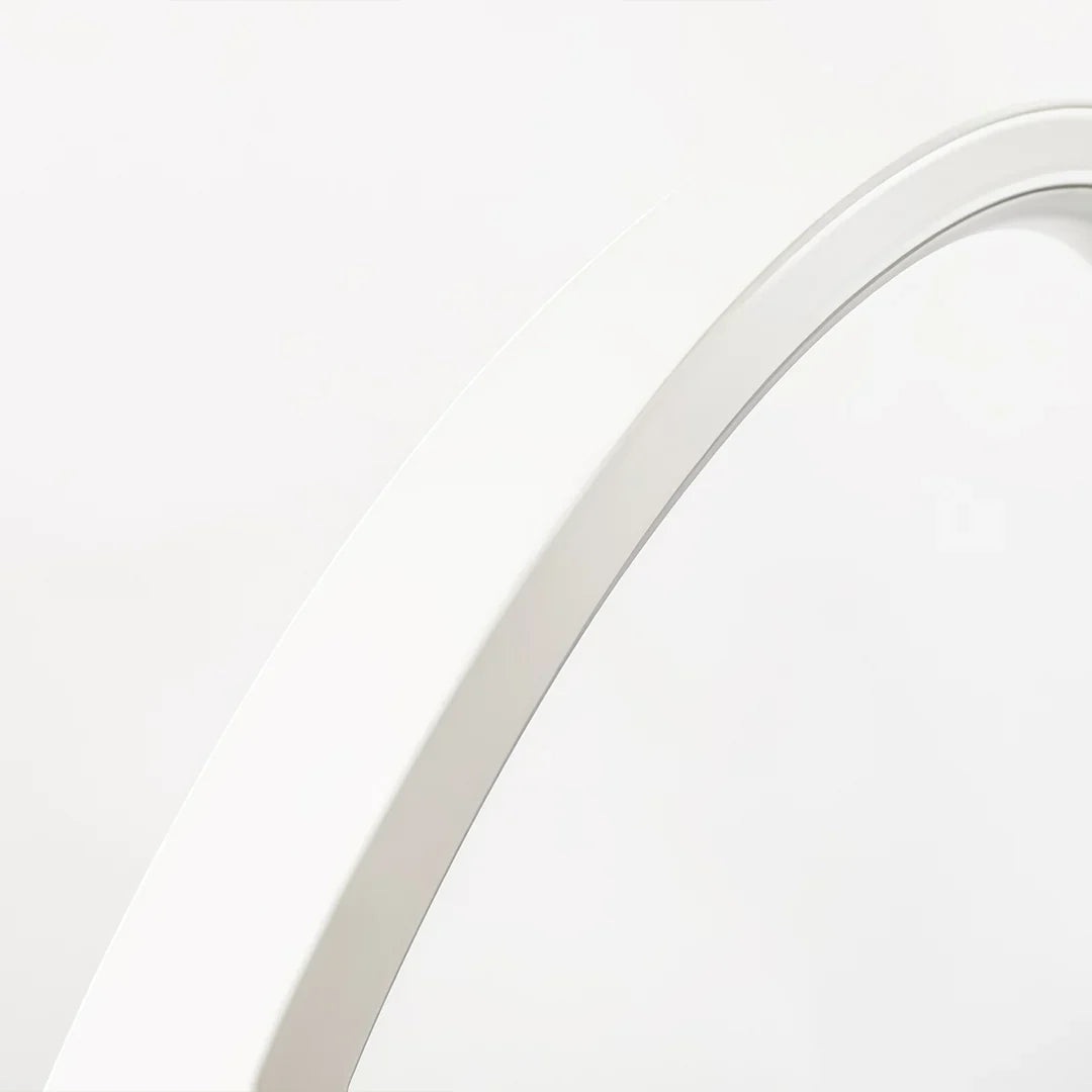 Detailweergave van de kenmerkende C-vorm van de lamp