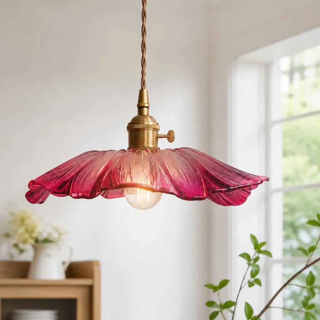 Glazen hanglamp als sfeervolle verlichting boven tafel