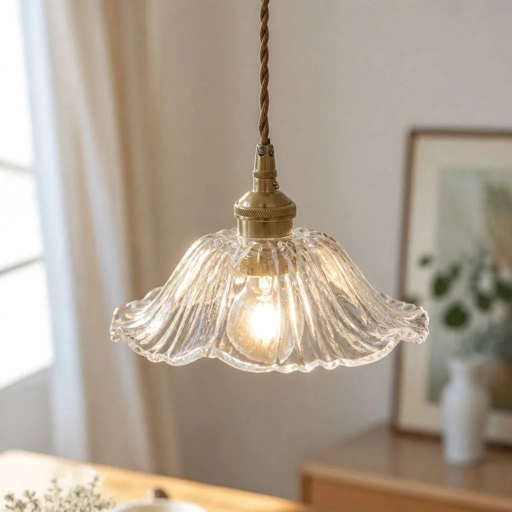 close-up van de kap van de vintage hanglamp van glas