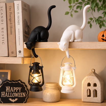 Kattenlamp met hangende lantaarn op een plank