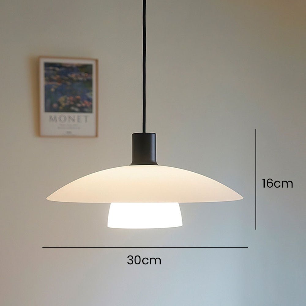 stijlvolle minimalistische hanglamp van elegant wit gelaagd glas