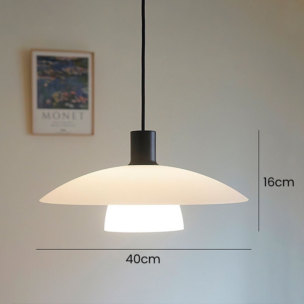 stijlvolle minimalistische hanglamp van elegant wit gelaagd glas