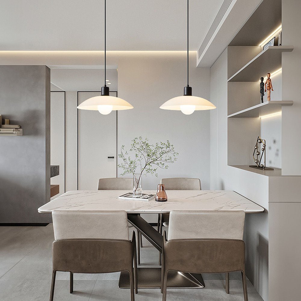 stijlvolle minimalistische hanglamp van elegant wit gelaagd glas