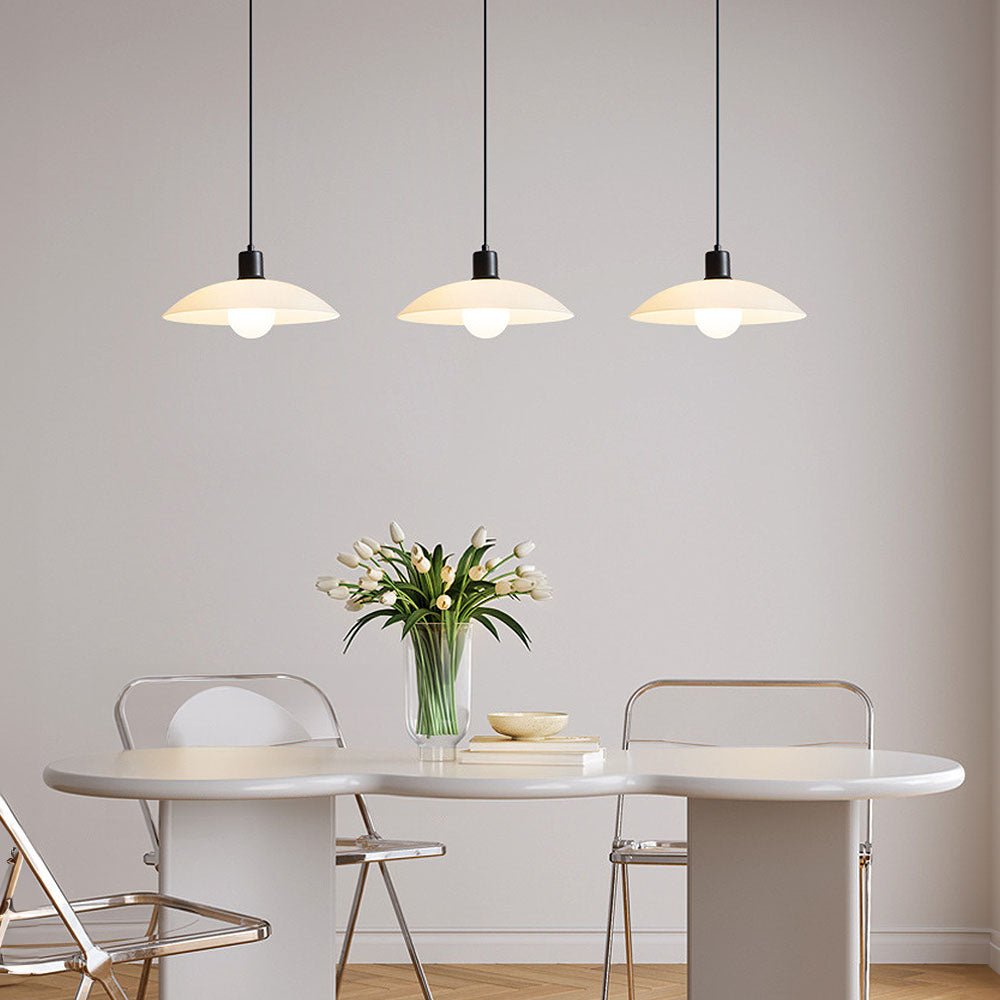 stijlvolle minimalistische hanglamp van elegant wit gelaagd glas