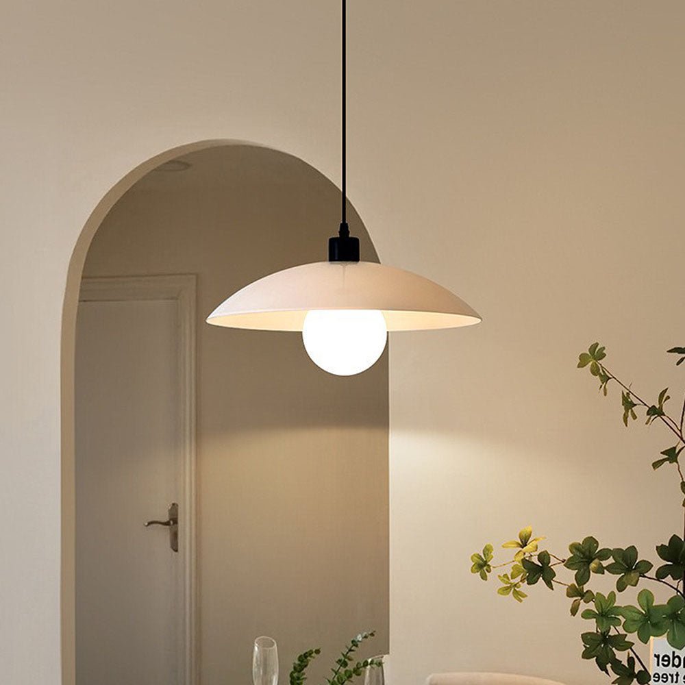 stijlvolle minimalistische hanglamp van elegant wit gelaagd glas