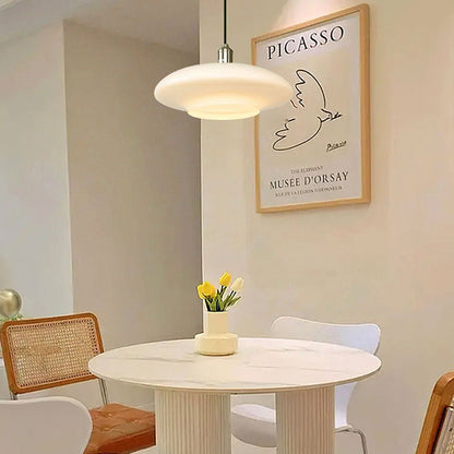 Stijlvolle moderne hanglamp in elegant wit glas