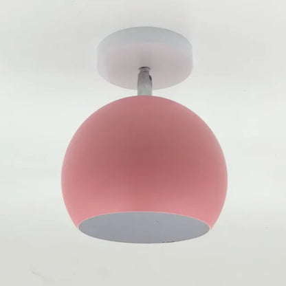 IJzeren koepel van de plafondlamp in een modern interieur