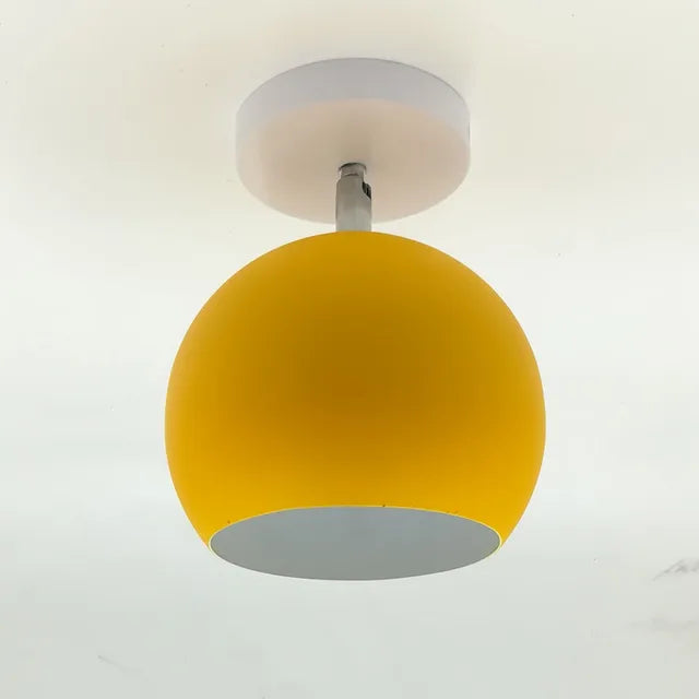 plafondlamp gemonteerd aan het plafond met verstelbare lichtkap