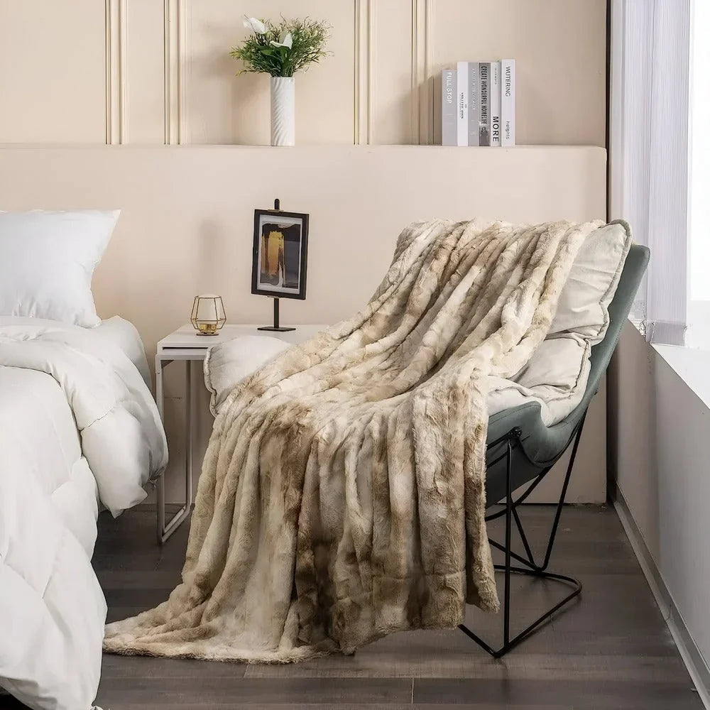 Polyester fleecedeken volledig uitgevouwen met zichtbaar batikpatroon