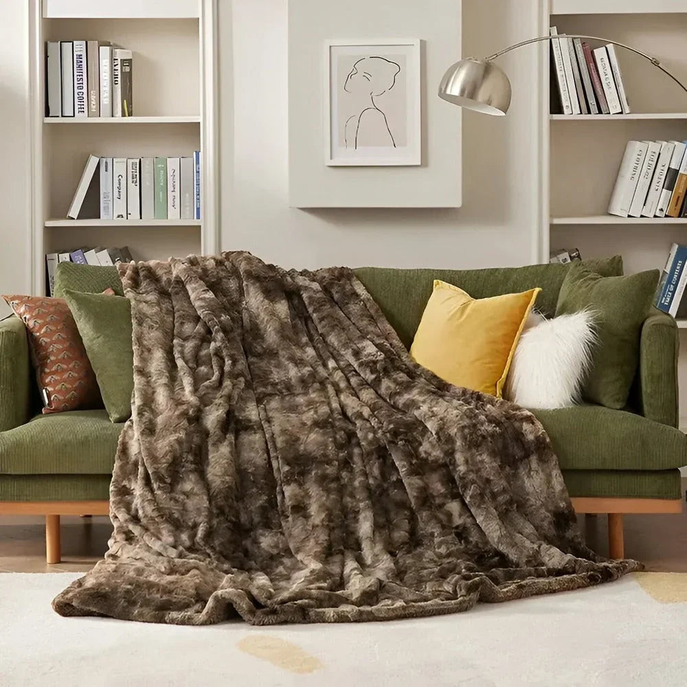 zachte fleecedeken van polyester met batikpatroon, uitgevouwen op een bed