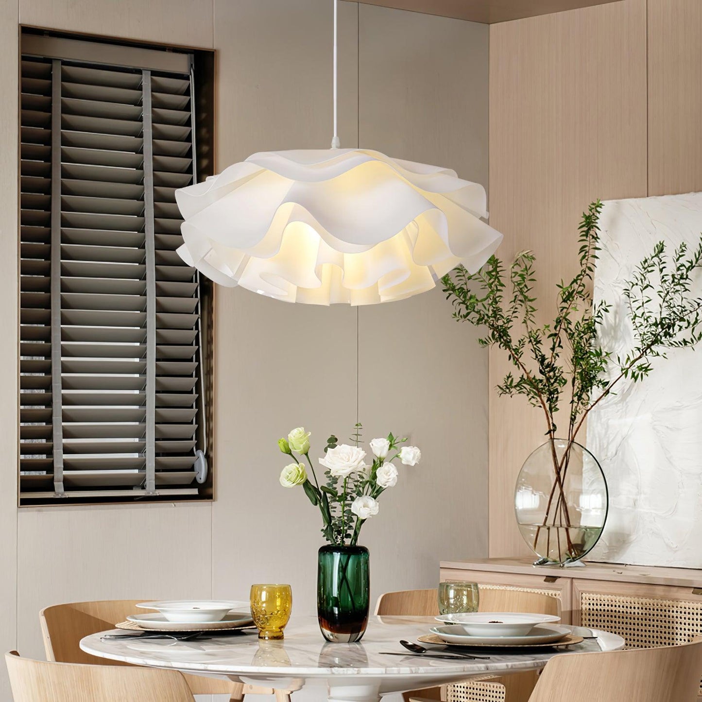 elegante witte bloemvormige hanglamp voor een sfeervolle ambiance