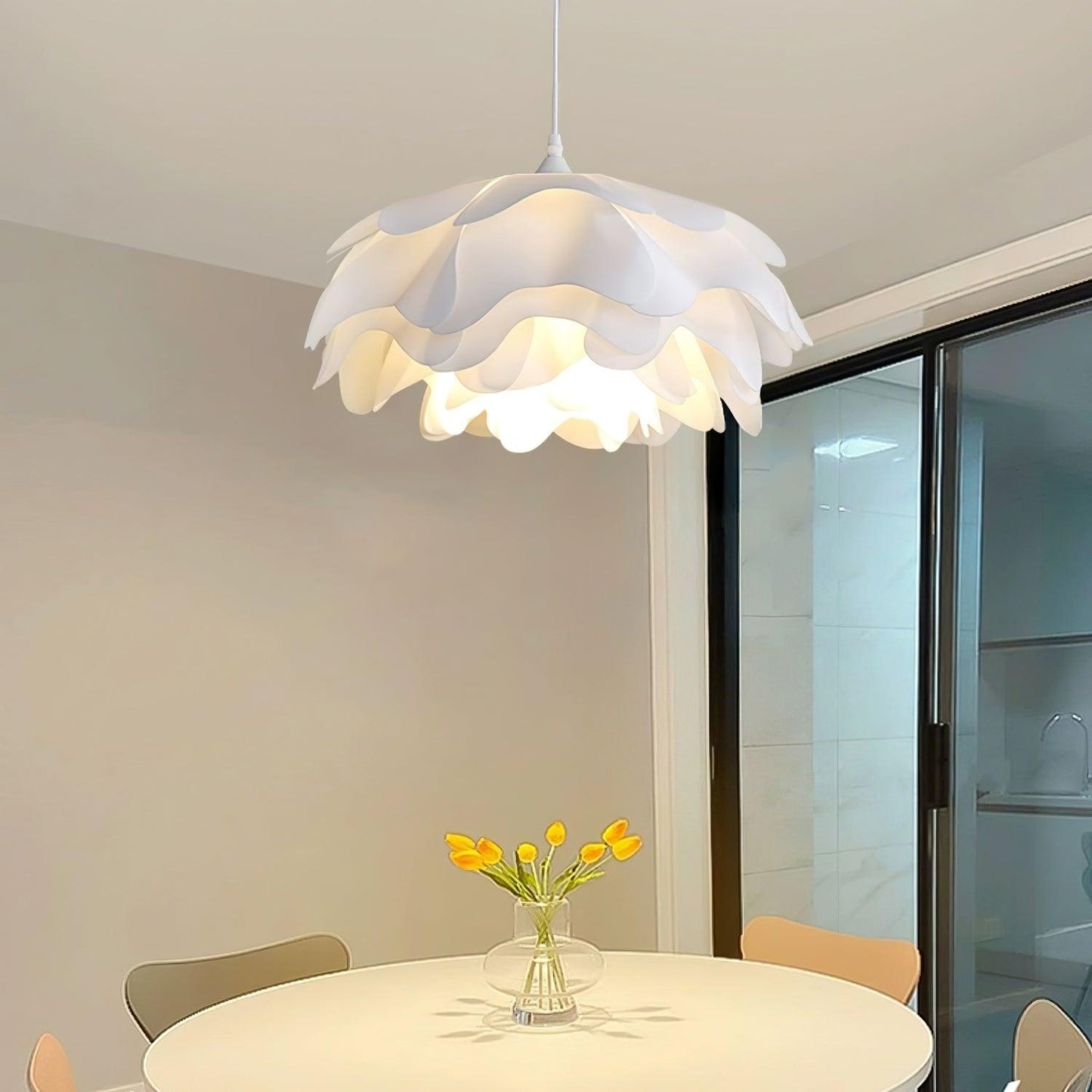 elegante witte bloemvormige hanglamp voor een sfeervolle ambiance