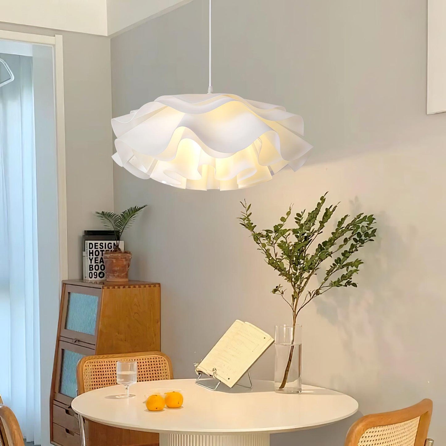 elegante witte bloemvormige hanglamp voor een sfeervolle ambiance