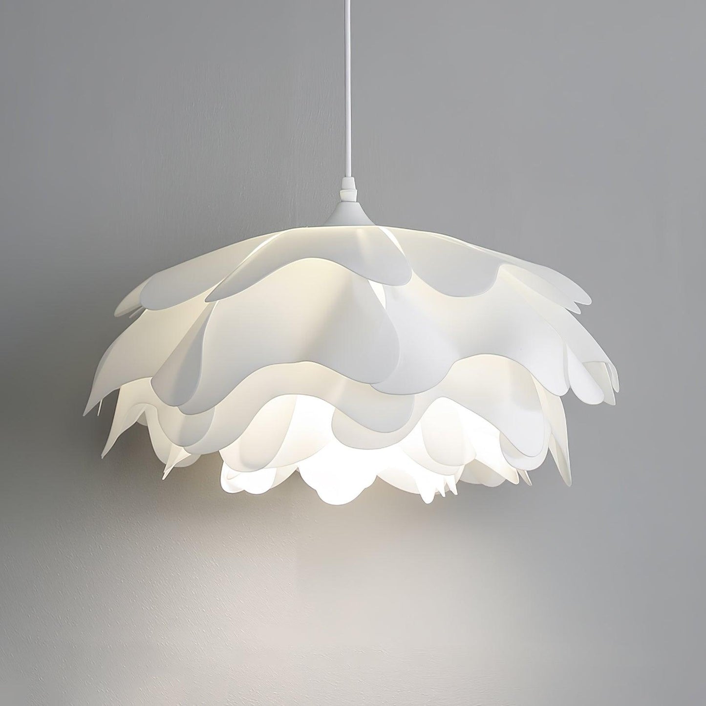 elegante witte bloemvormige hanglamp voor een sfeervolle ambiance