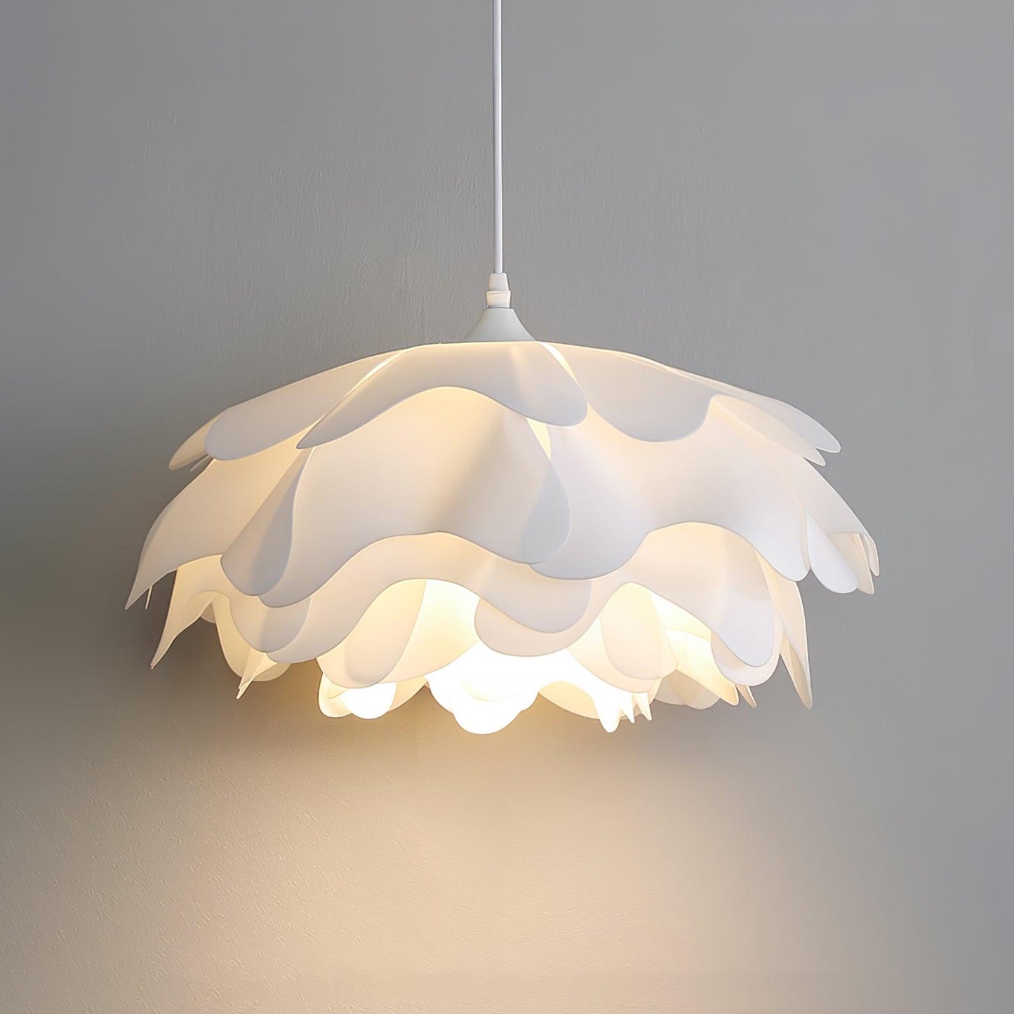 elegante witte bloemvormige hanglamp voor een sfeervolle ambiance