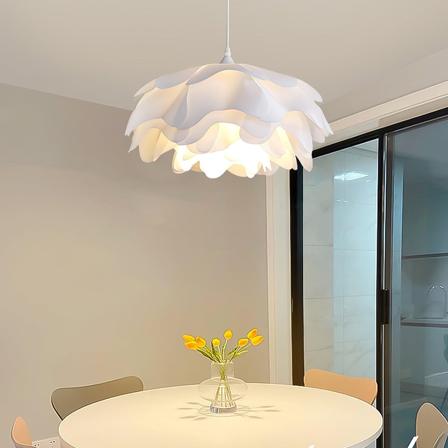 elegante witte bloemvormige hanglamp voor een sfeervolle ambiance