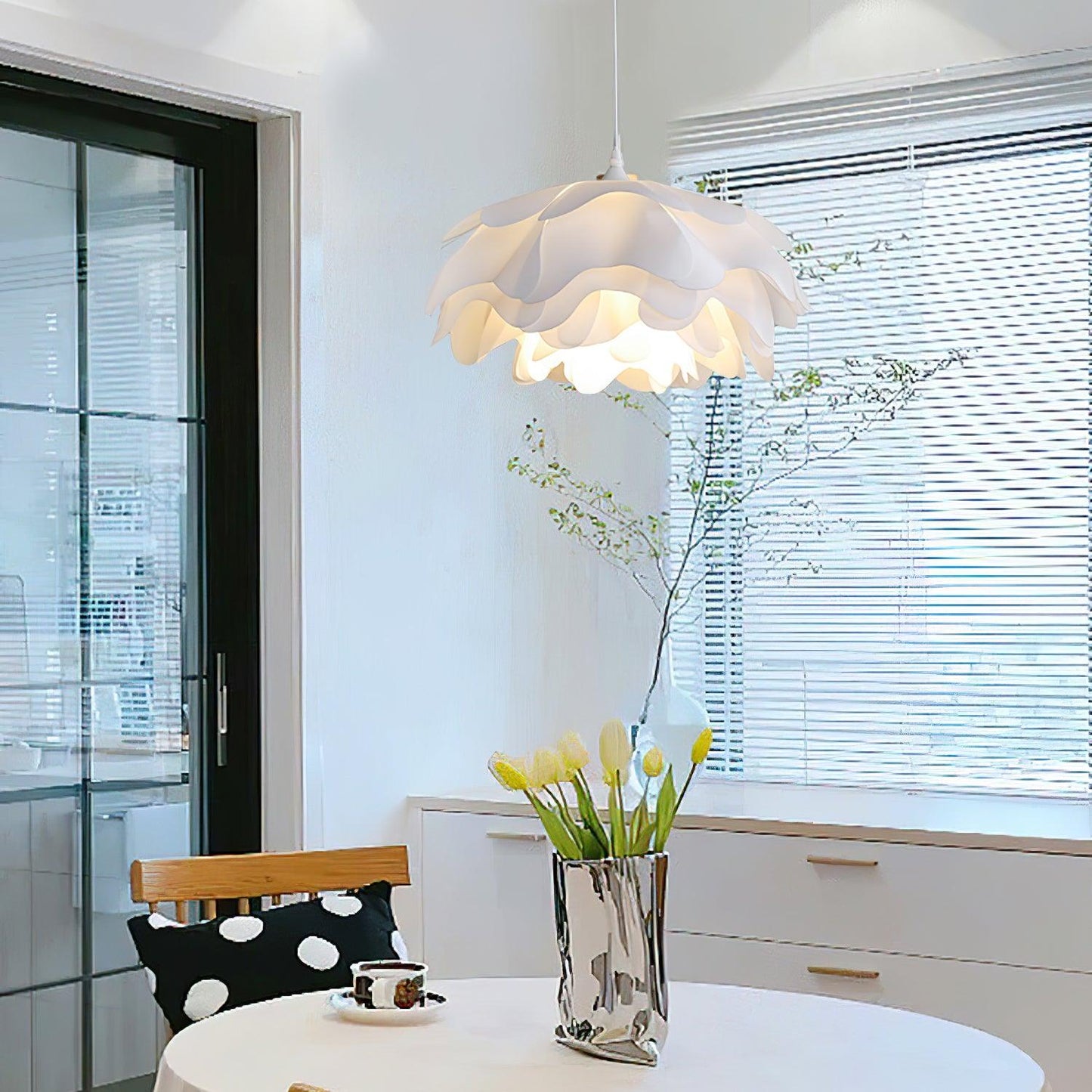 elegante witte bloemvormige hanglamp voor een sfeervolle ambiance