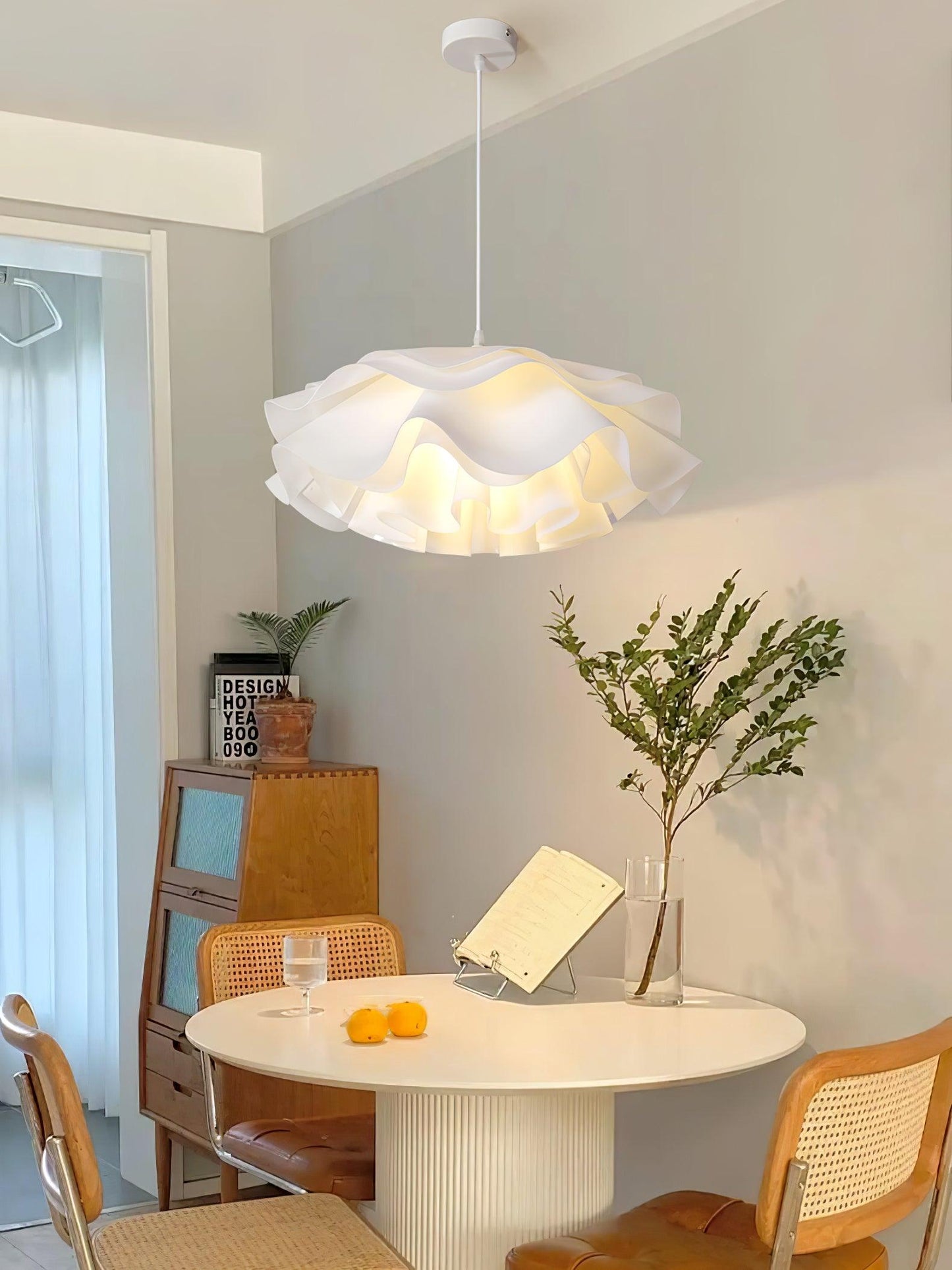 elegante witte bloemvormige hanglamp voor een sfeervolle ambiance