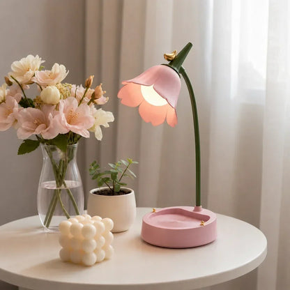 Flexibele LED-leeslamp naast een boek met smartphonehouder