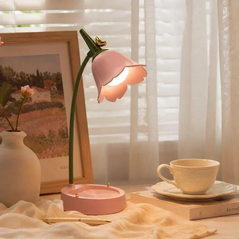 Smartphonehouder aan de LED-leeslamp met telefoon in beeld