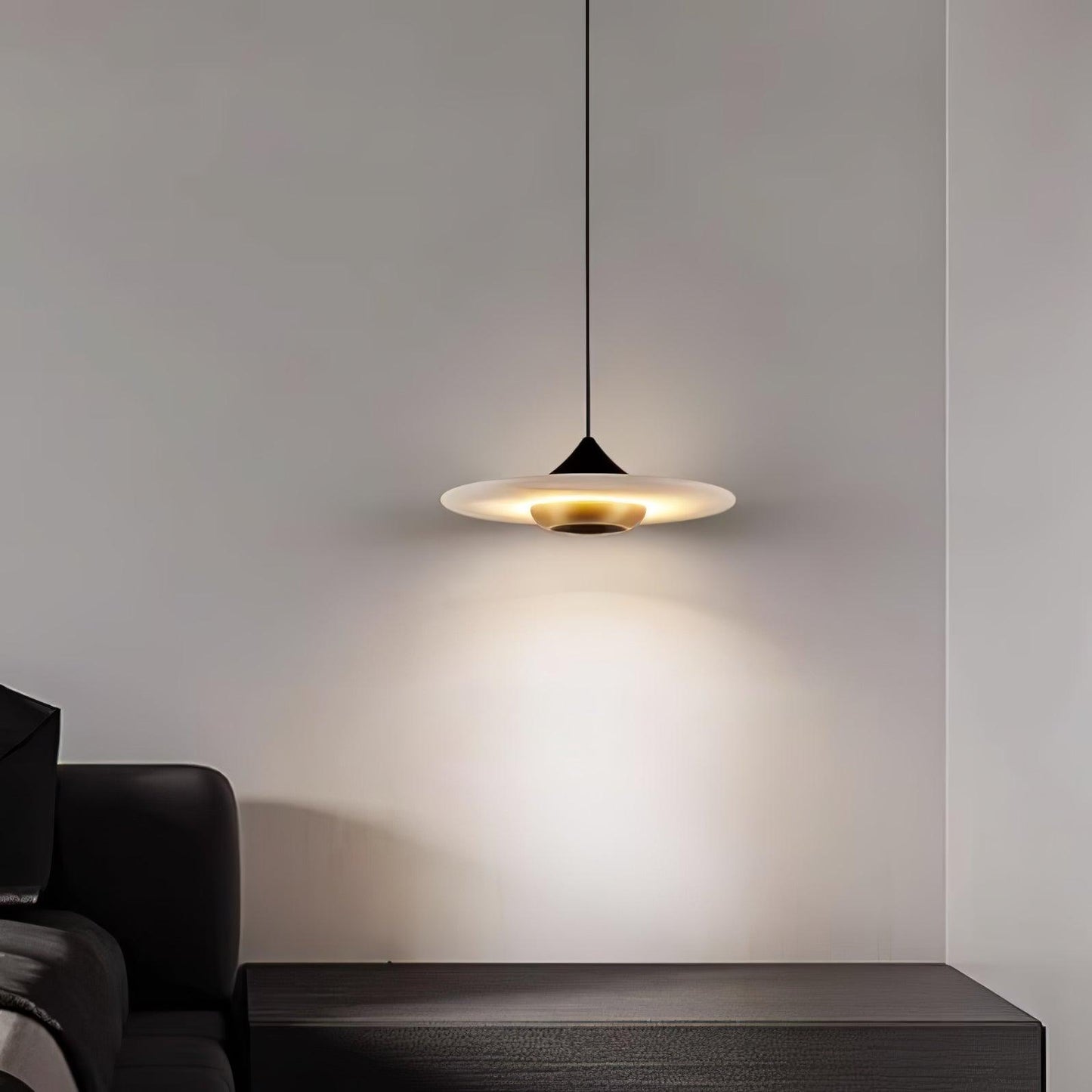 elegante marmeren hanglamp in de vorm van een vliegende schotel