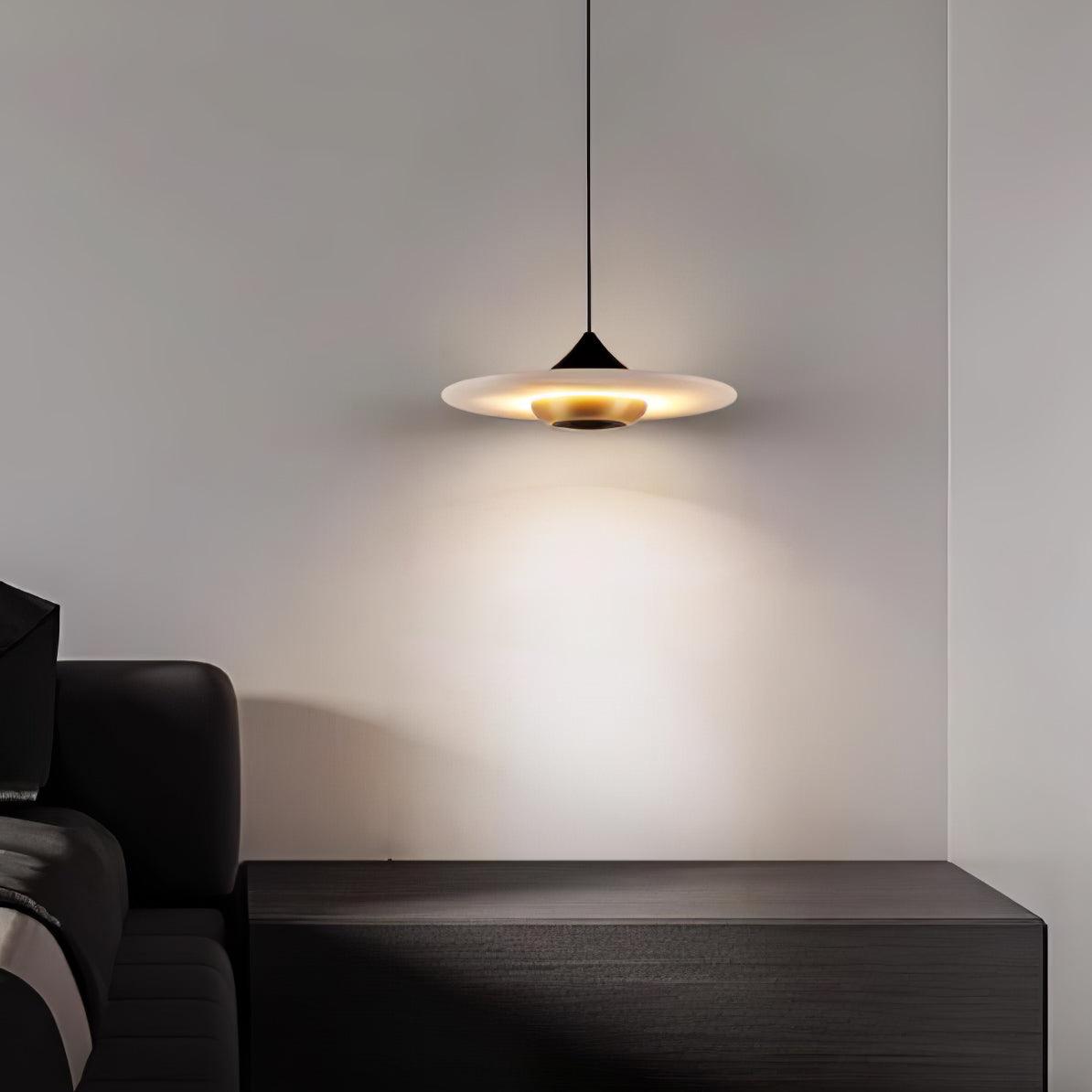 elegante marmeren hanglamp in de vorm van een vliegende schotel