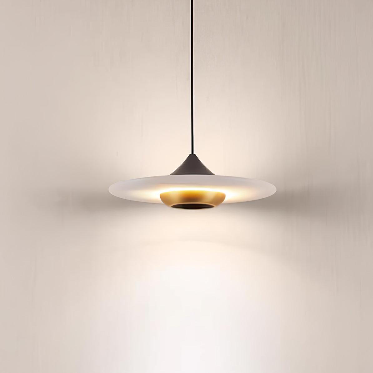 elegante marmeren hanglamp in de vorm van een vliegende schotel