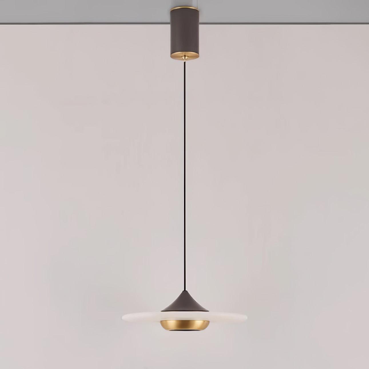 elegante marmeren hanglamp in de vorm van een vliegende schotel