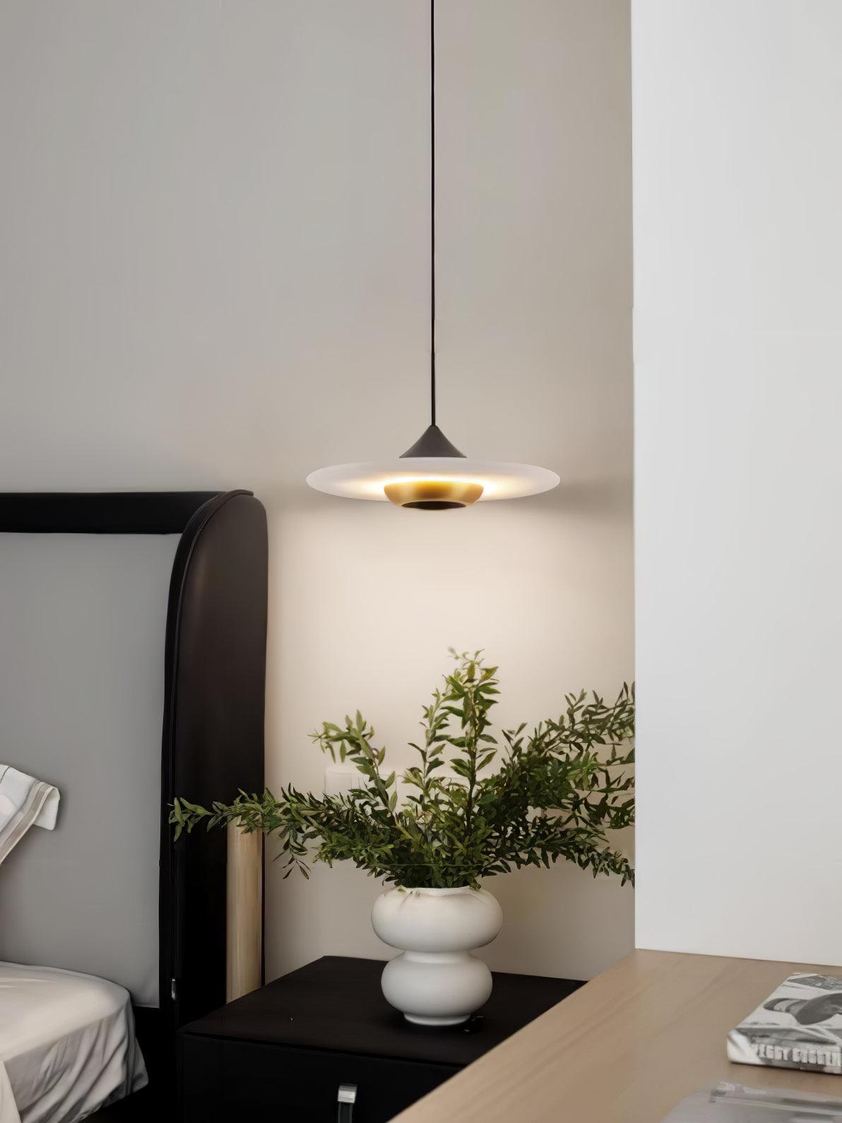 elegante marmeren hanglamp in de vorm van een vliegende schotel