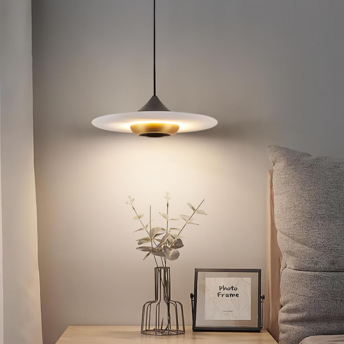 elegante marmeren hanglamp in de vorm van een vliegende schotel