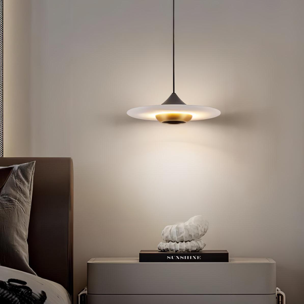 elegante marmeren hanglamp in de vorm van een vliegende schotel